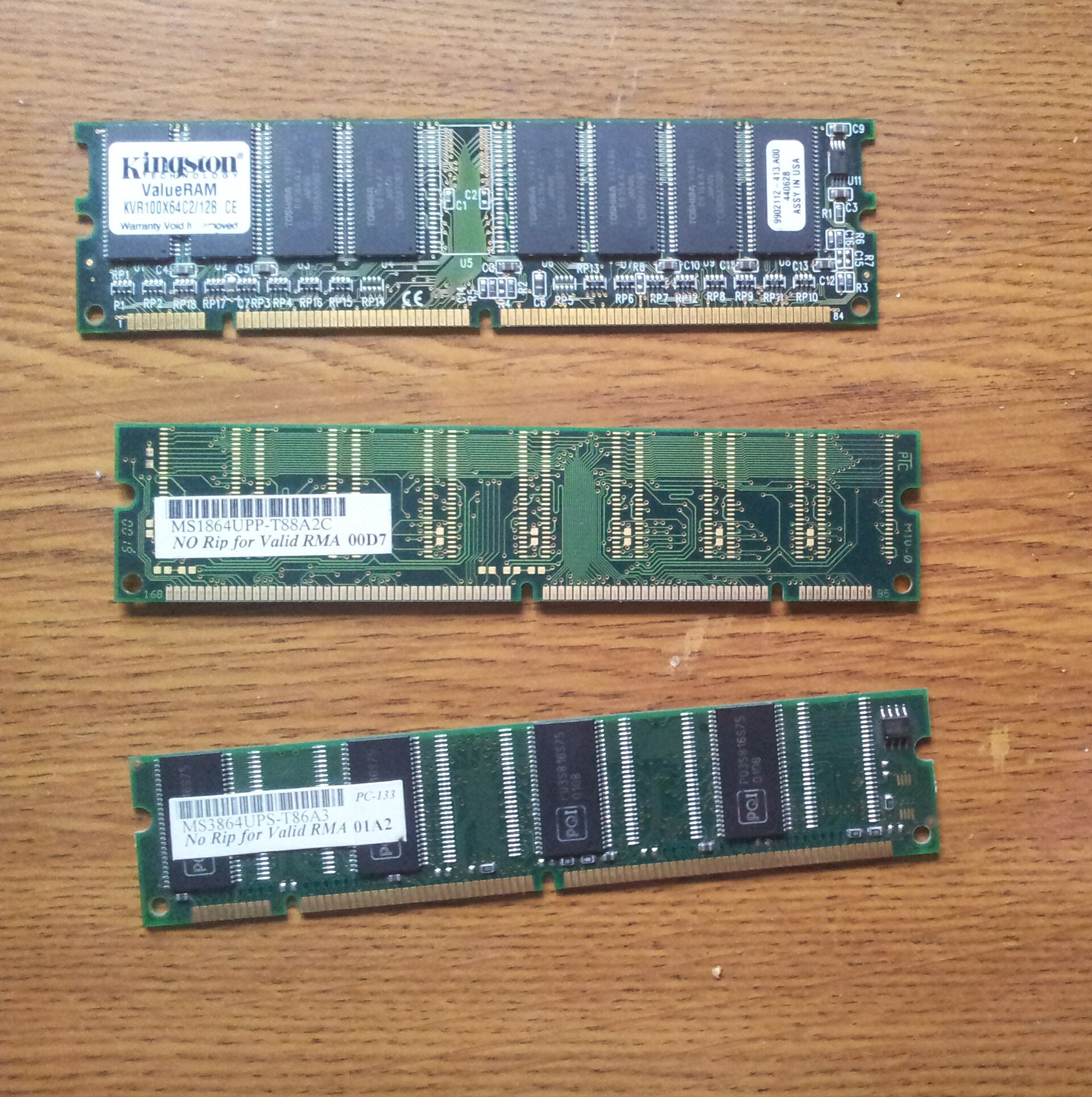구형 SDRAM 메모리 모듈 사진